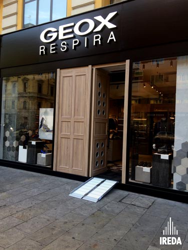 Accessibilita Disabili Locali Pubblici Negozio Geox