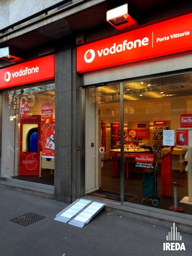 Accessibilità Disabili Locali Pubblici: Negozio Vodafone