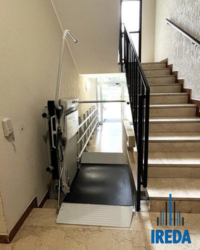 Accessibilità in Condominio ad Arese: rampa scale con piattaforma elevatrice Slim Lift