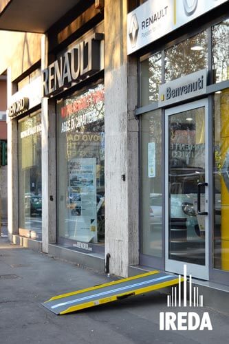 Ambienti lavorativi accessibili: ingresso negozio Renault