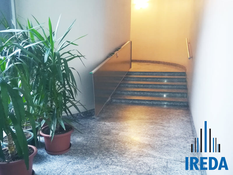 Rampa In Alluminio Incernierata Al Muro In Un Condominio 01