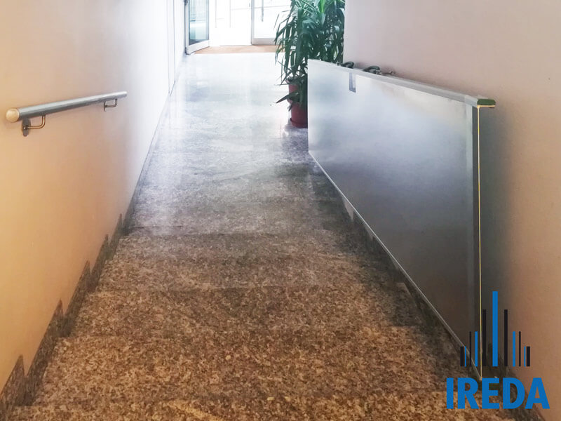 Rampa In Alluminio Incernierata Al Muro In Un Condominio 03