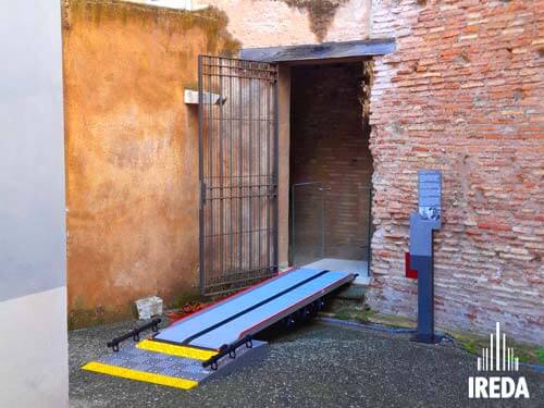 Cosa Possiamo Imparare dalle Città Europee più Accessibili: rampa in un centro storico 01
