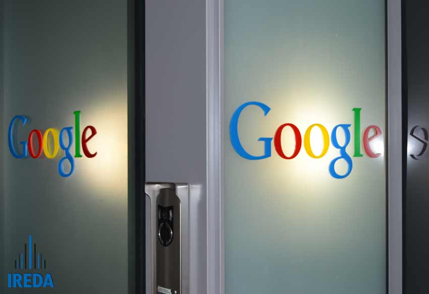 Il famoso logo di Google sul portone di accesso