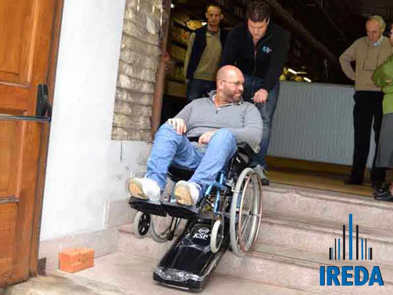 Una prova d'uso del montascale prima della conferenza