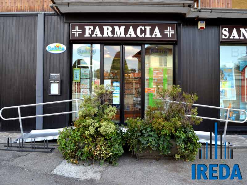 Rampa modulare doppia per accesso a una farmacia