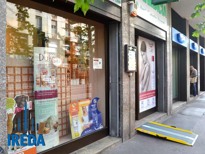 Rampa in vetroresina leggera per un negozio