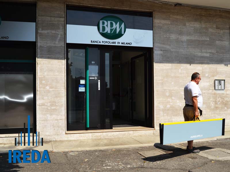 Rampe in vetroresina leggera per una banca