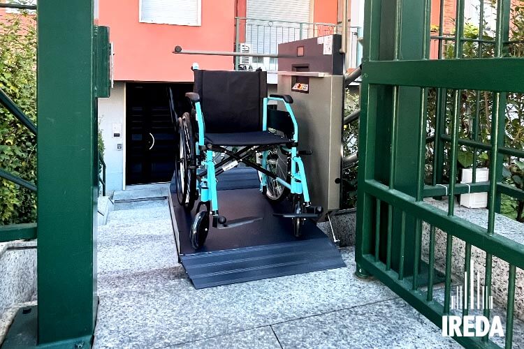 Installazione Montascale accesso al palazzo del Condominio