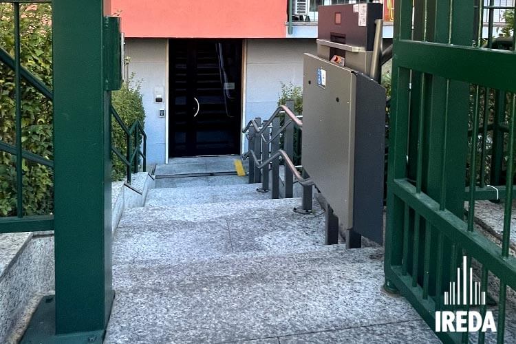 Installazione Montascale accesso al palazzo del Condominio