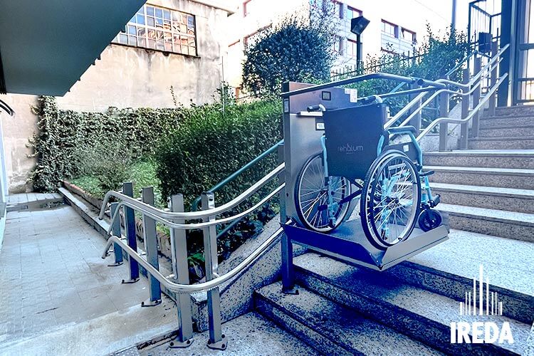 Installazione Montascale In Condominio - pedana curvilinea