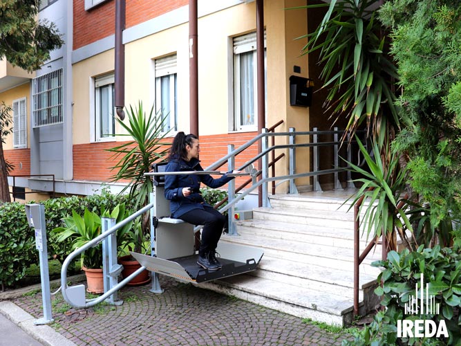 Montascale a pedana Milano: in funzione postazione seduta