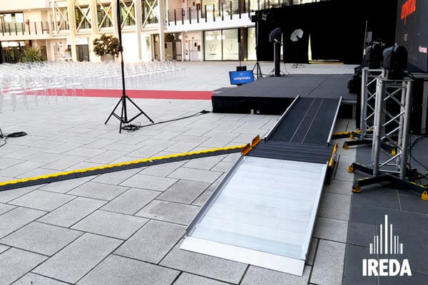 Scivolo disabili al World Join Center - pedana Stepless