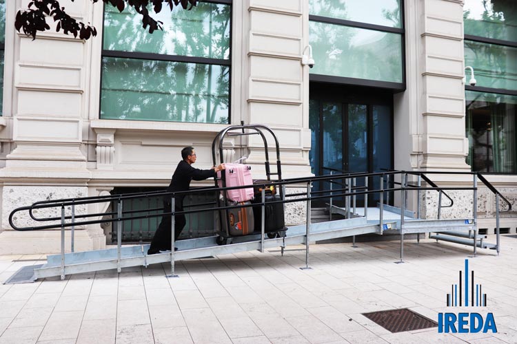 Passerelle per disabili e anziani: rampa hotel Excelsior