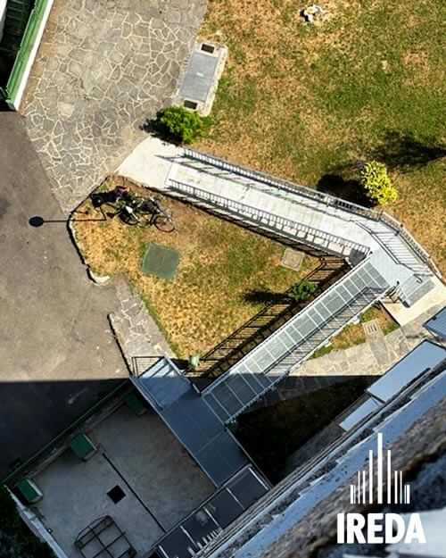 Pedana per disabili condominio Milano: pedana in acciaio vista dall'alto
