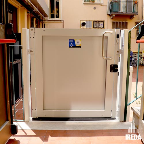 Piattaforma per disabili Milano: dettaglio piattaforma elevatrice entrata