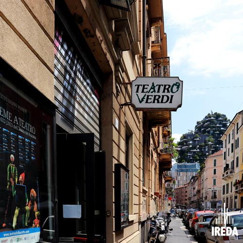 Piattaforma per disabili Milano: insegna entrata teatro Verdi