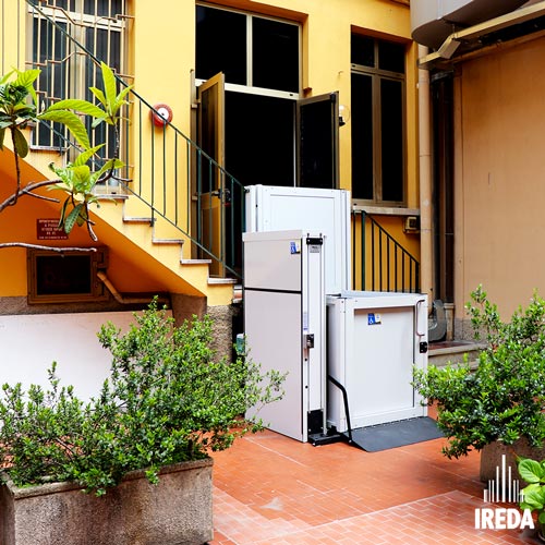 Piattaforma per disabili Milano: piattaforma elevatrice nel cortile