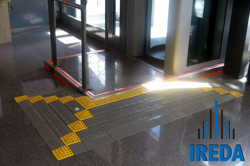 Rampa per disabili per accesso a una banca BPM Rampa per disabili per accesso a una banca BPM