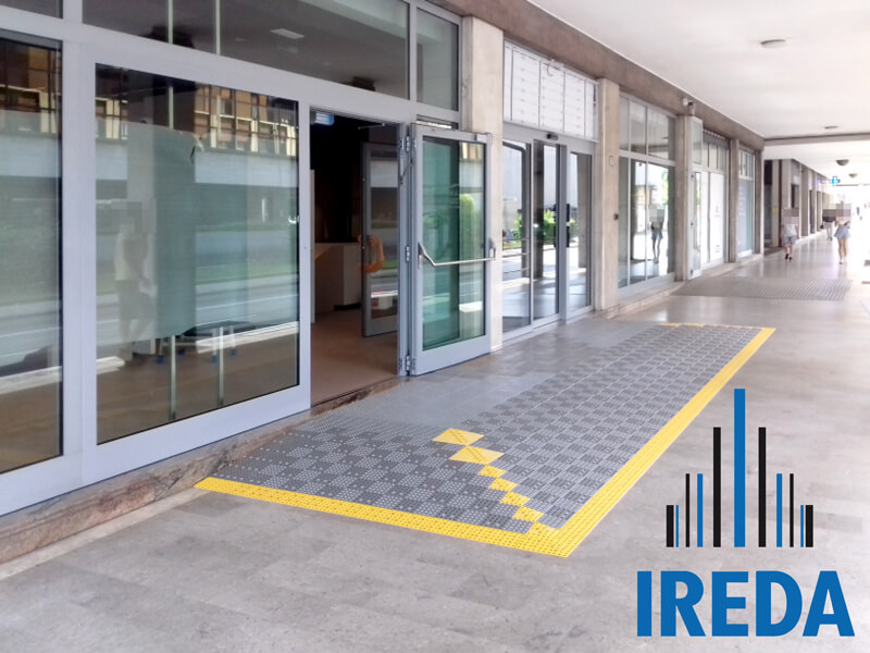 Rampa Componibile Disabili Installata In Una Banca A Padova 02