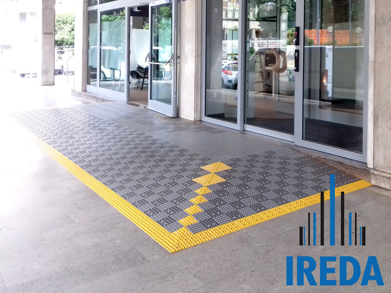 Rampa Componibile Disabili Installata In Una Banca A Padova 03