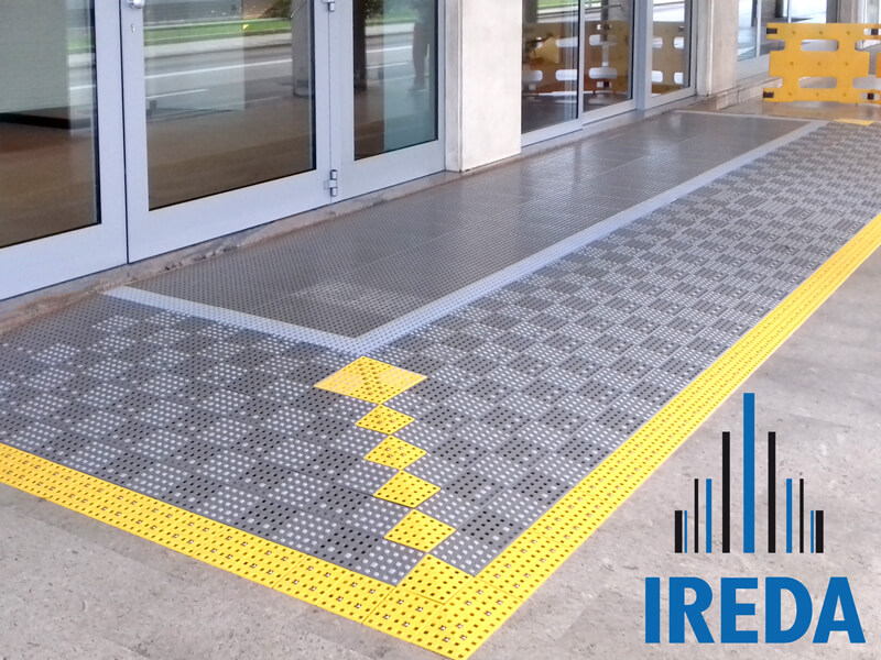 Rampa Componibile Disabili Installata in una Banca a Padova Rampa Componibile Disabili Installata in una Banca a Padova