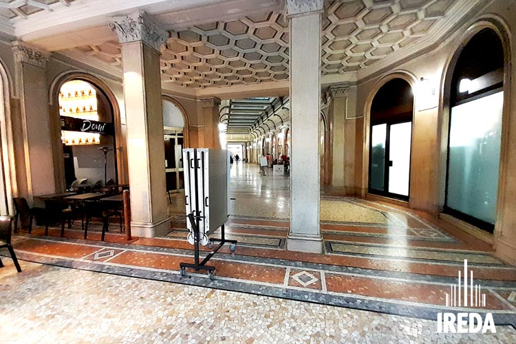 3. Appoggiare la rampa al gradino più alto del dislivello