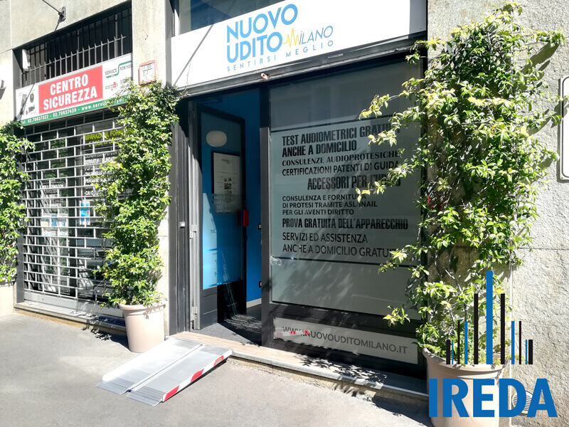 Rampa In Alluminio Disabili Installata In Un Negozio A Milano 01