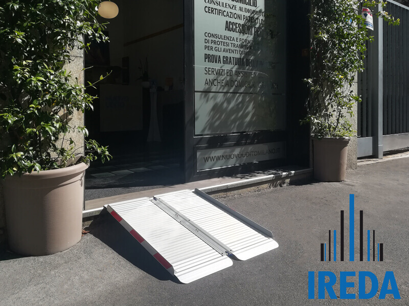 Rampa In Alluminio Disabili Installata In Un Negozio A Milano 02