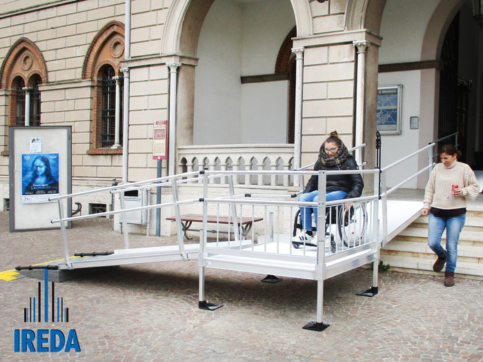 Inaugurata la rampa per disabili di palazzo Pella