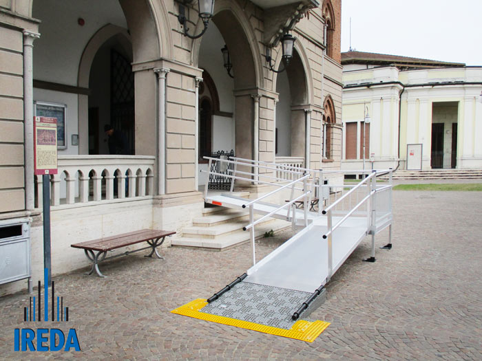 Inaugurata la rampa per disabili di palazzo Pella