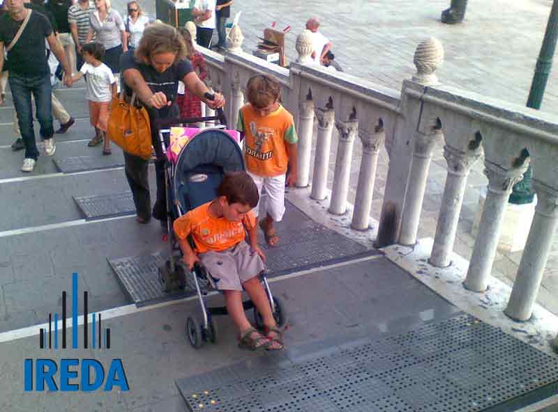 Passeggino sulle rampe componibili a Ponte Venezia Passeggino sulle rampe componibili a Ponte Venezia