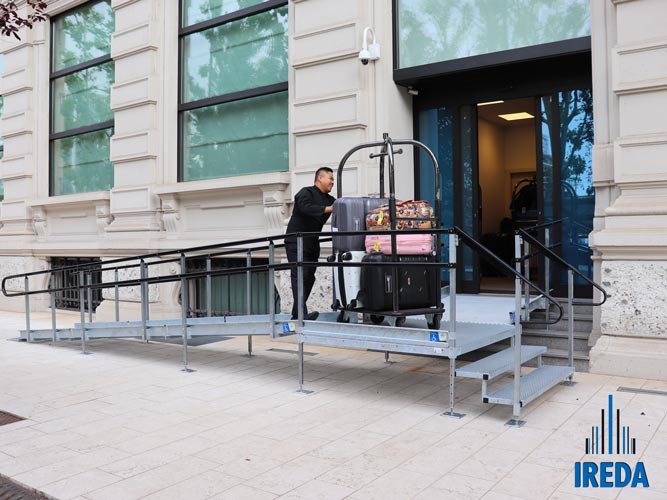 Rampe modulari per disabili Milano: facchino porta le valige