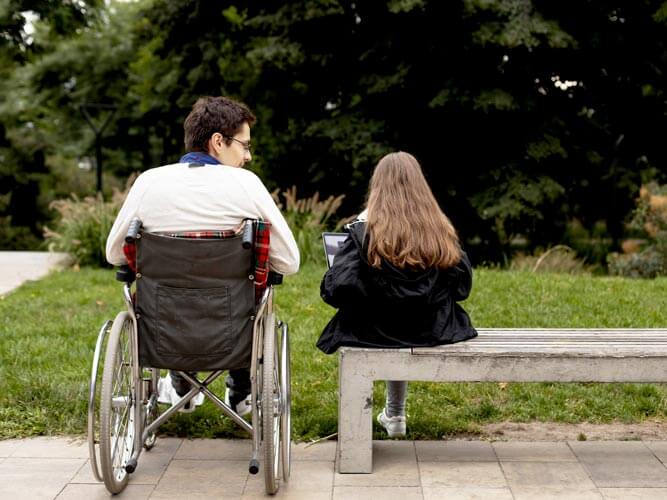 Rampe per gradini disabili Milano: disabile in sedia a rotelle con bambina al parco