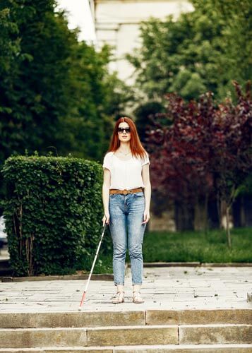 Rampe per gradini disabili Milano: ragazza cieca con ostacolo gradini