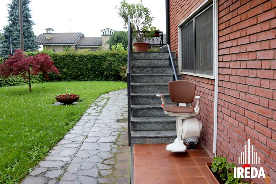 Servoscala Disabili con poltroncina: poltroncina ruotata verso l'esterno
