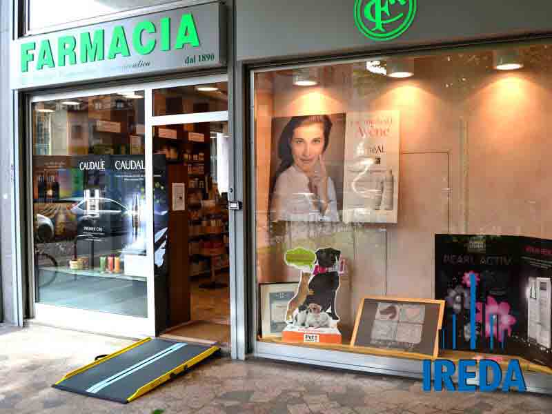 Rampa presso la farmacia di via Calderini a Milano