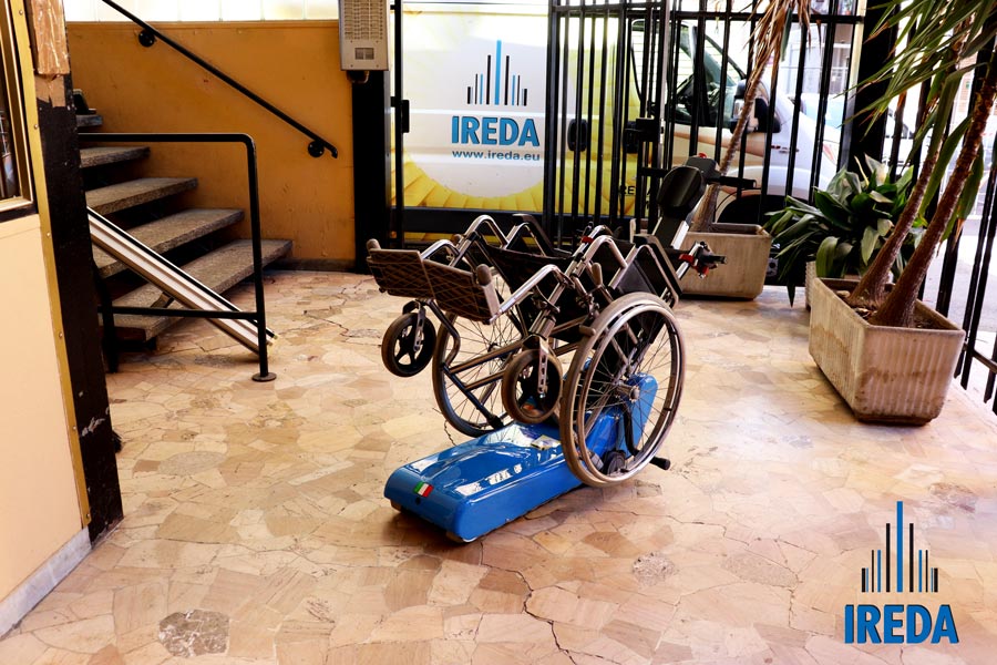 Montascale cingolato per disabili Milano