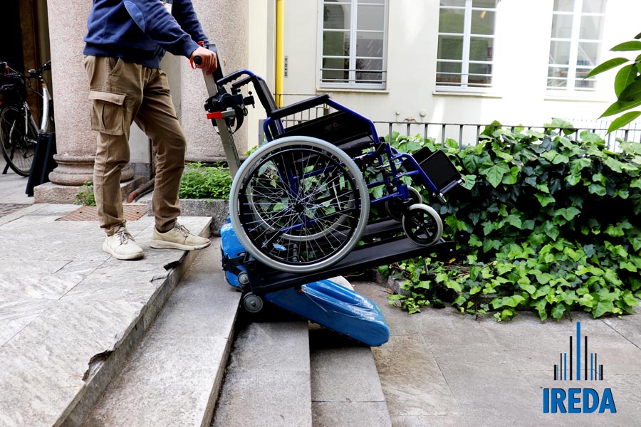 Montascale cingolato per disabili Milano