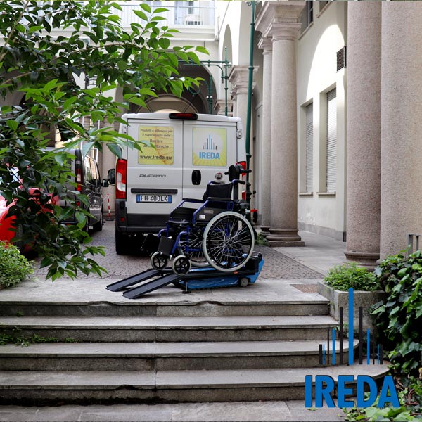 Montascale cingolato per disabili Milano