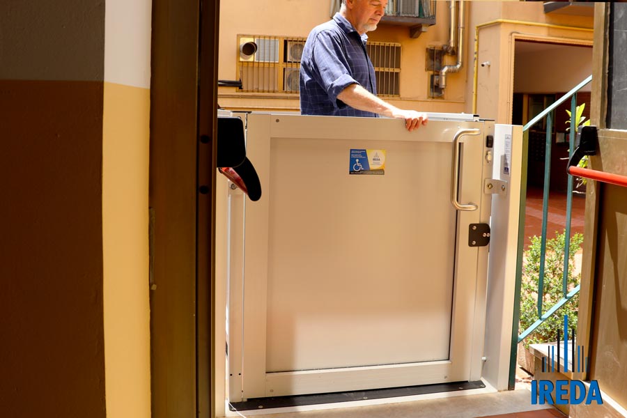Piattaforma Per Disabili Milano In Funzione 05