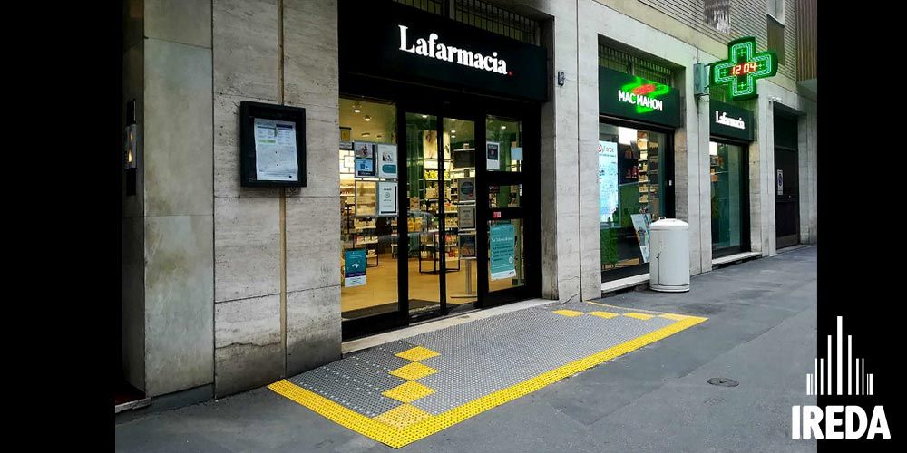 Accessibilità Disabili Locali Pubblici: accesso rampa alla farmacia