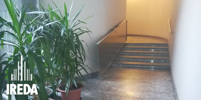 Rampa in Alluminio Incernierata al Muro in un Condominio