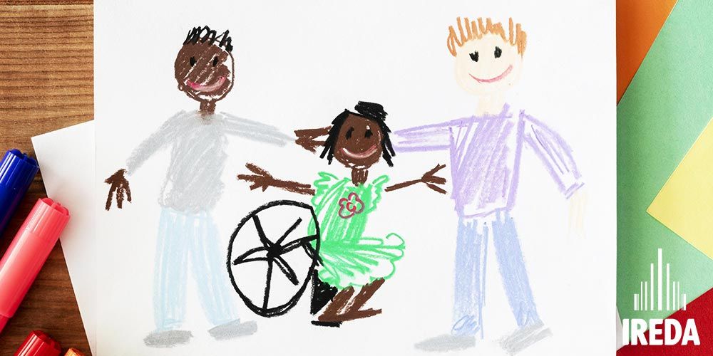 Accessibilità Disabili: disegno di bambina disabile e due genitori