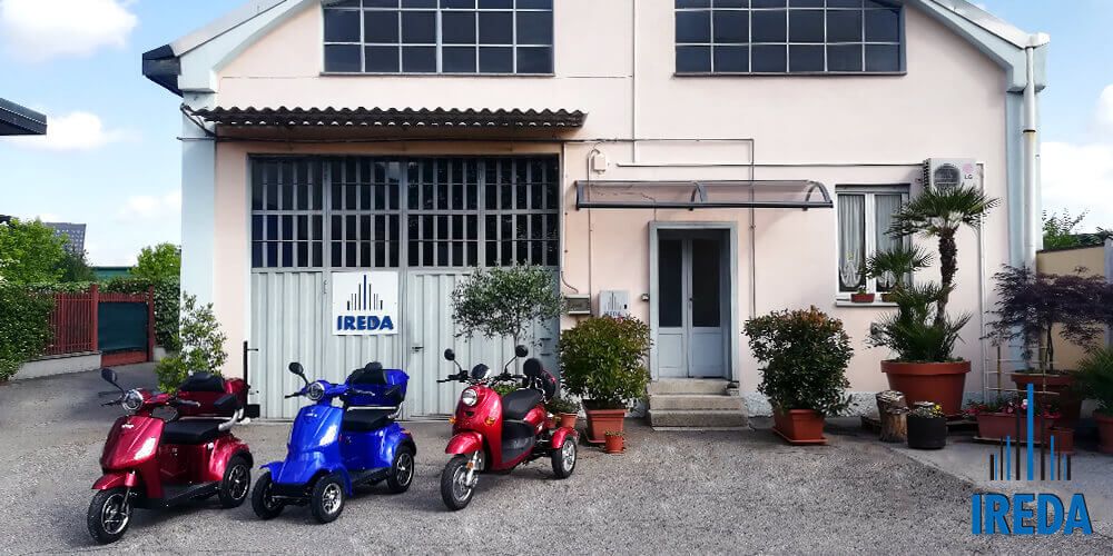 Scooter Elettrici per Disabili Milano  - Parco Scooter davanti al capannone di IREDA
