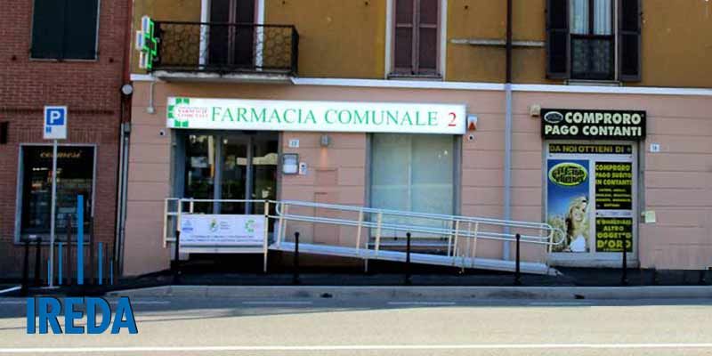 Rampa modulare con corrimano per accesso a una farmacia