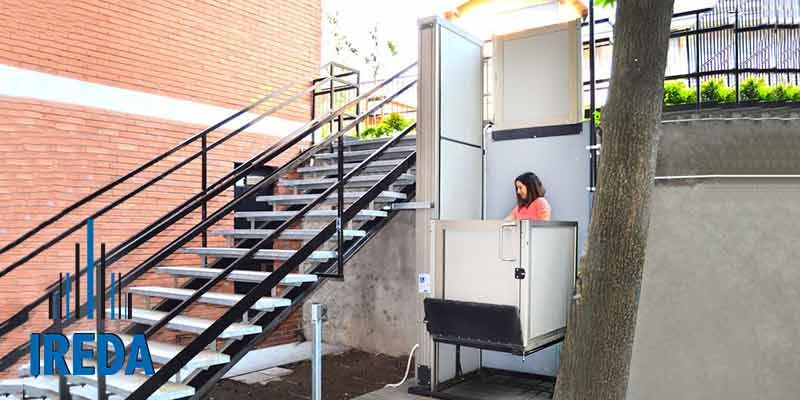 Piattaforma elevatrice per accesso esterno a un condominio di Pero